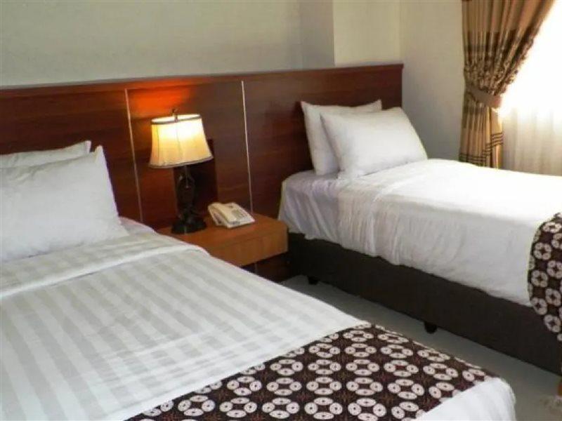 Maranatha Grand Hotel Джокьякарта Экстерьер фото