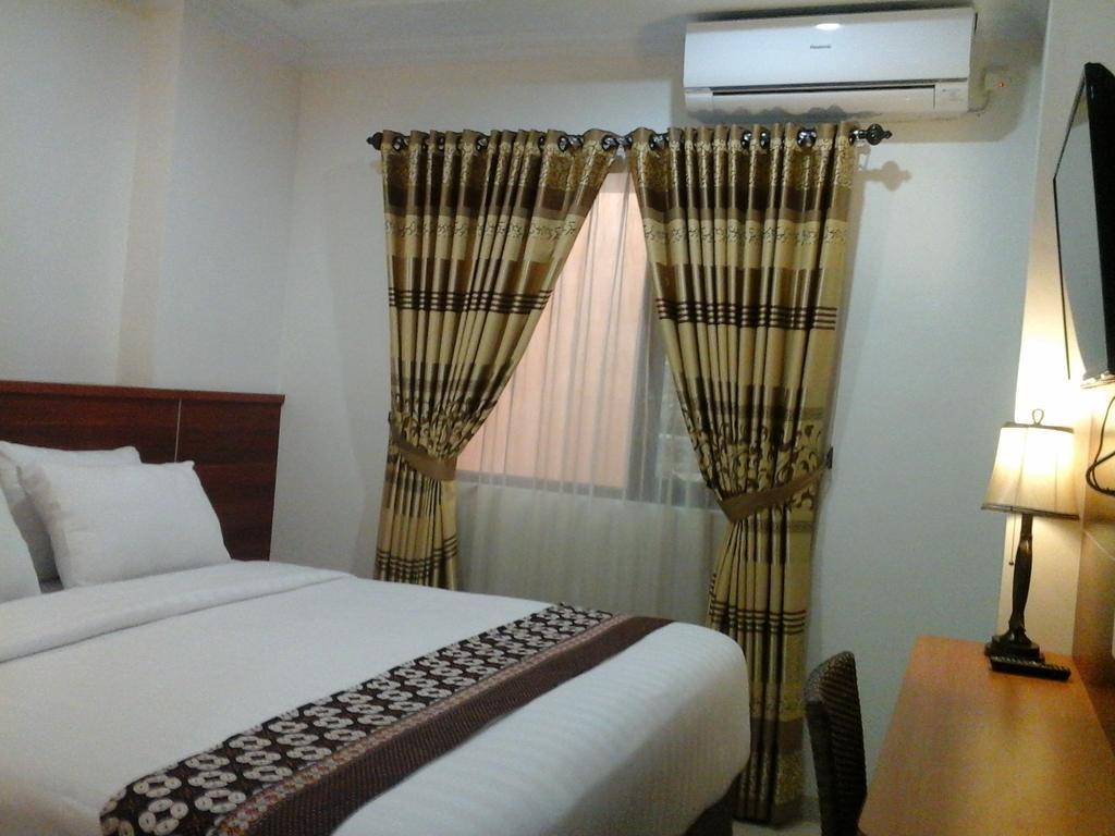 Maranatha Grand Hotel Джокьякарта Номер фото
