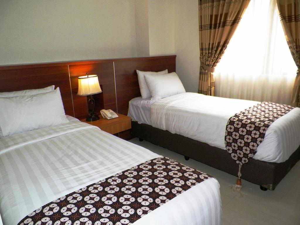 Maranatha Grand Hotel Джокьякарта Номер фото