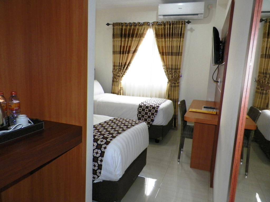 Maranatha Grand Hotel Джокьякарта Номер фото
