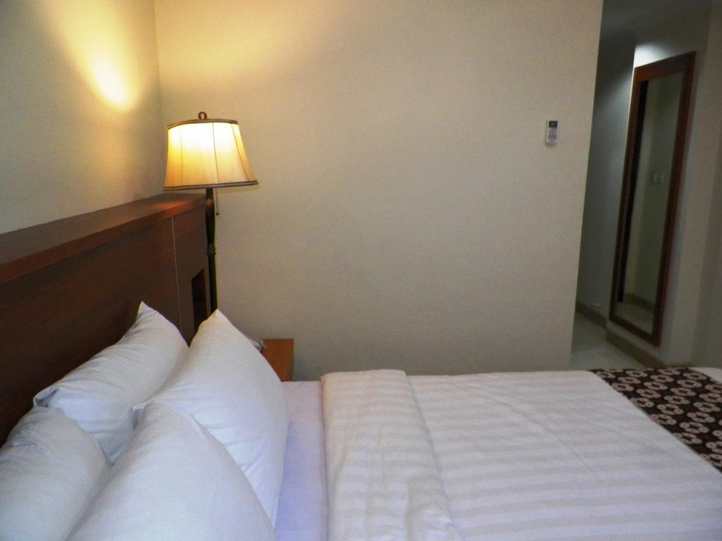 Maranatha Grand Hotel Джокьякарта Номер фото