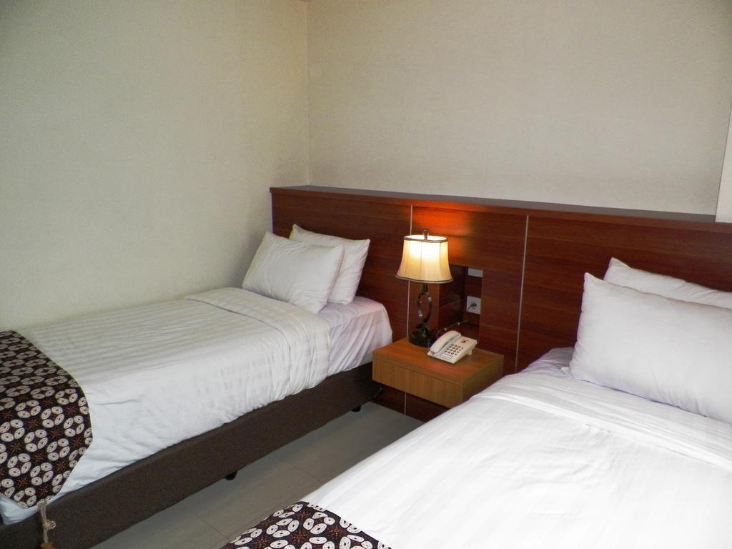 Maranatha Grand Hotel Джокьякарта Номер фото