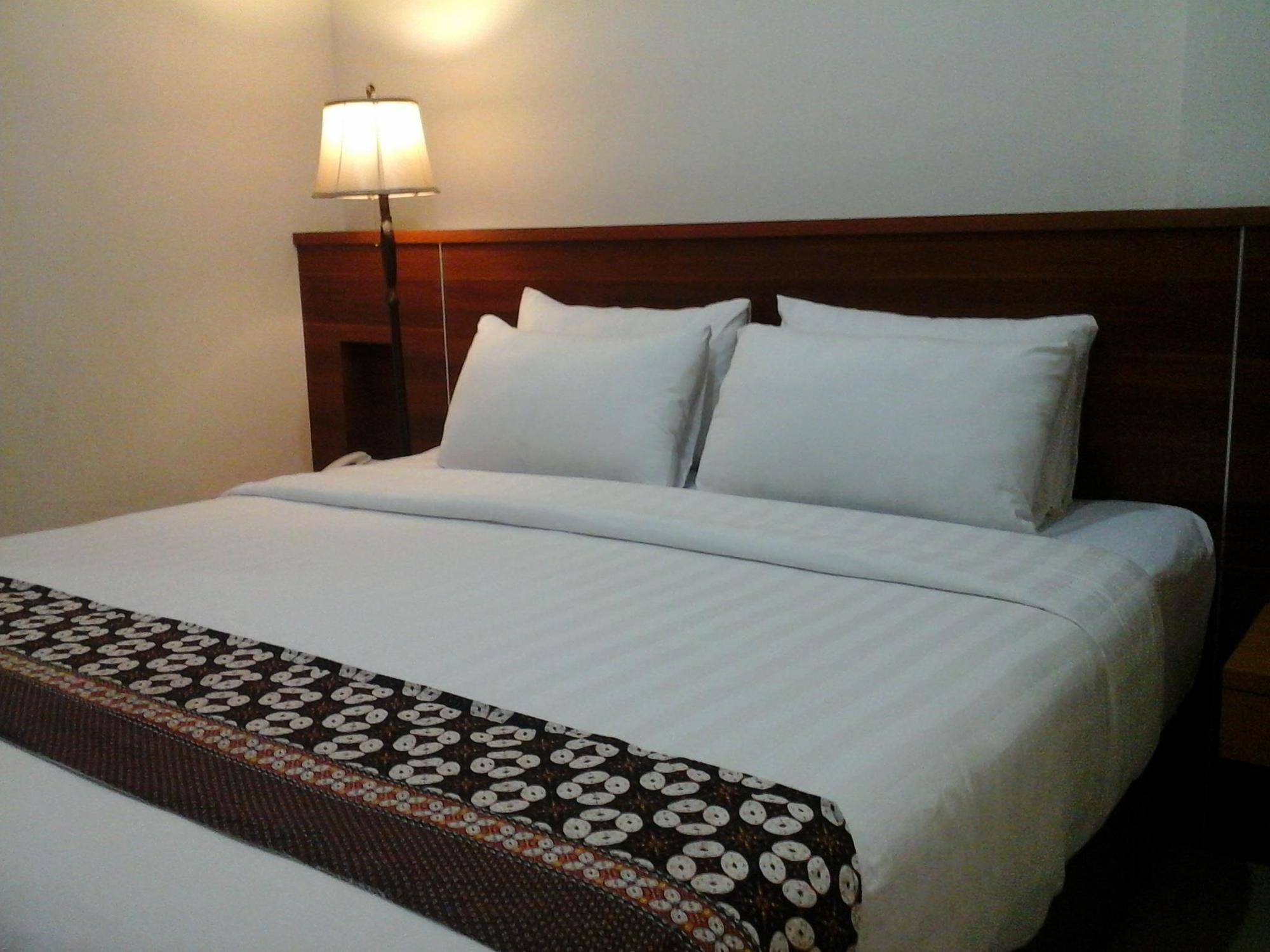 Maranatha Grand Hotel Джокьякарта Экстерьер фото