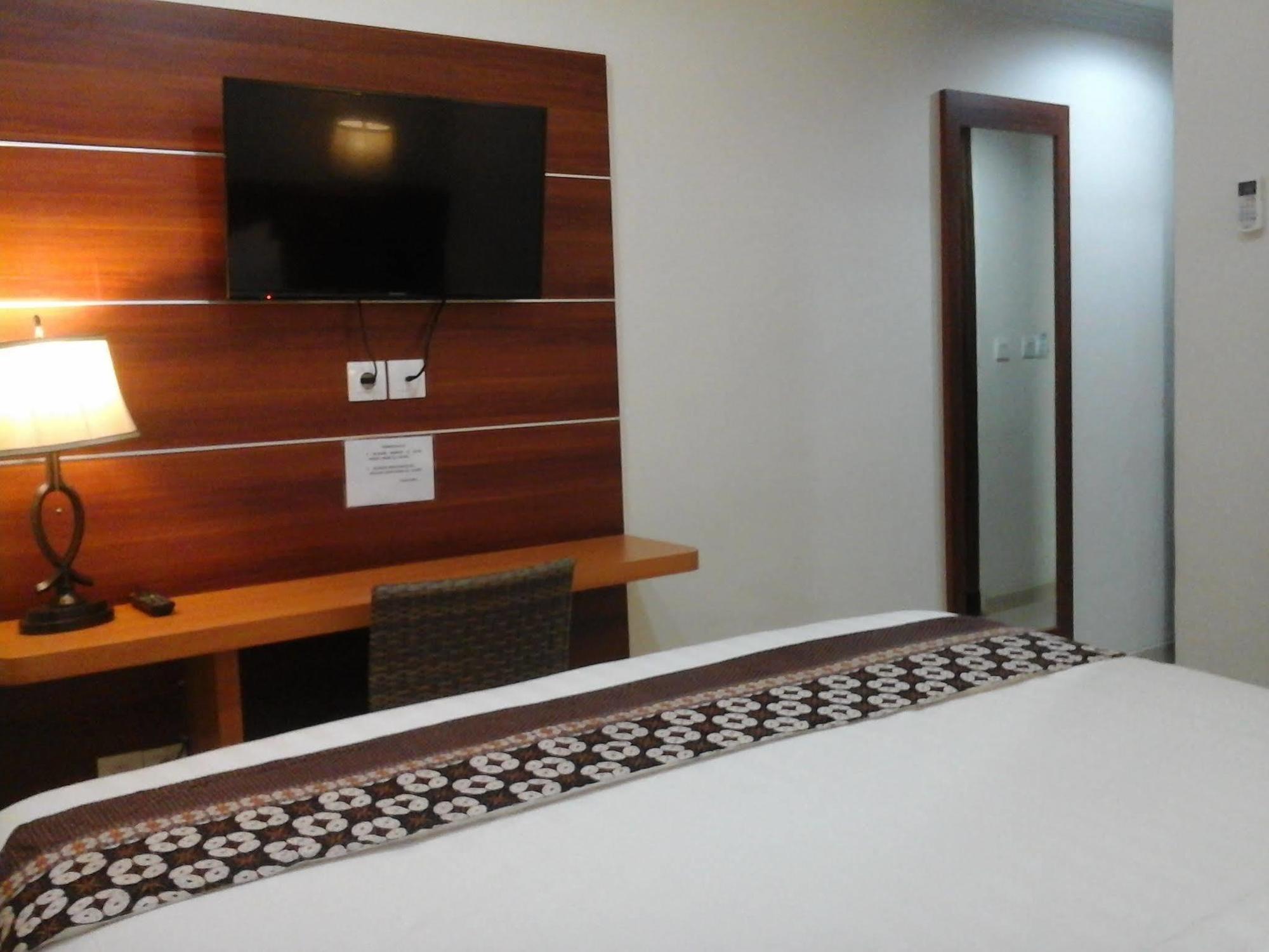 Maranatha Grand Hotel Джокьякарта Экстерьер фото